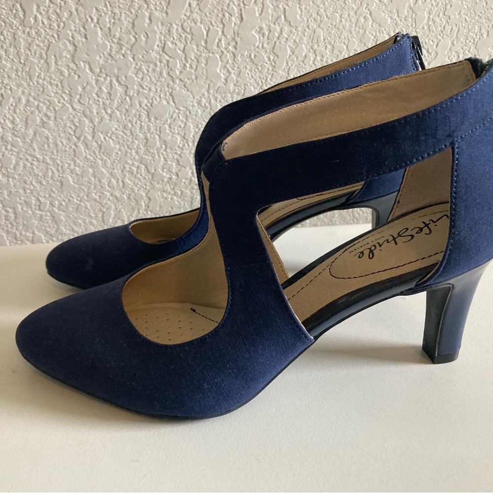 Women's Giovanna Pump Navy Heel - Picture 9 of 11